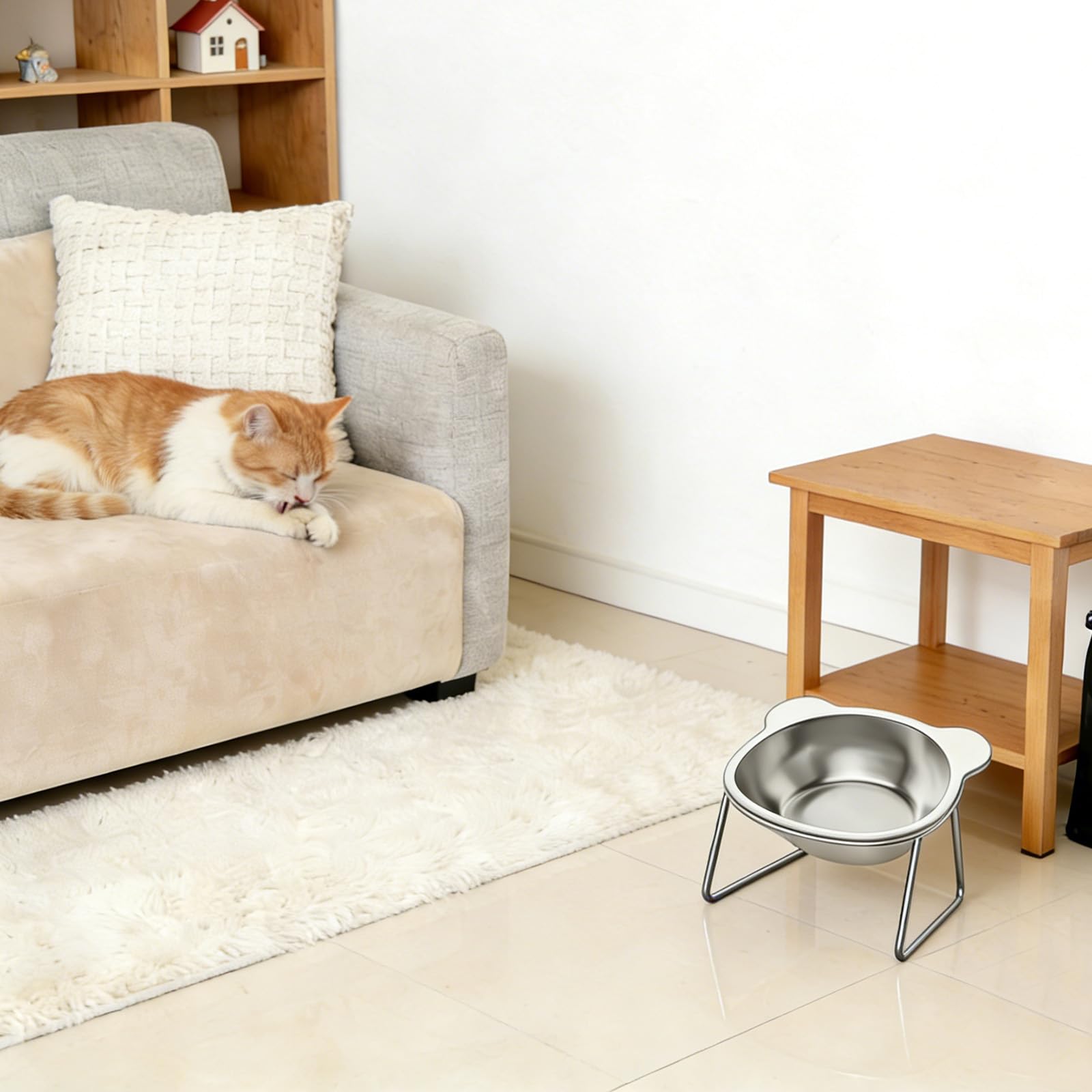 Vinqki non-slip base helps keep feeding area clean