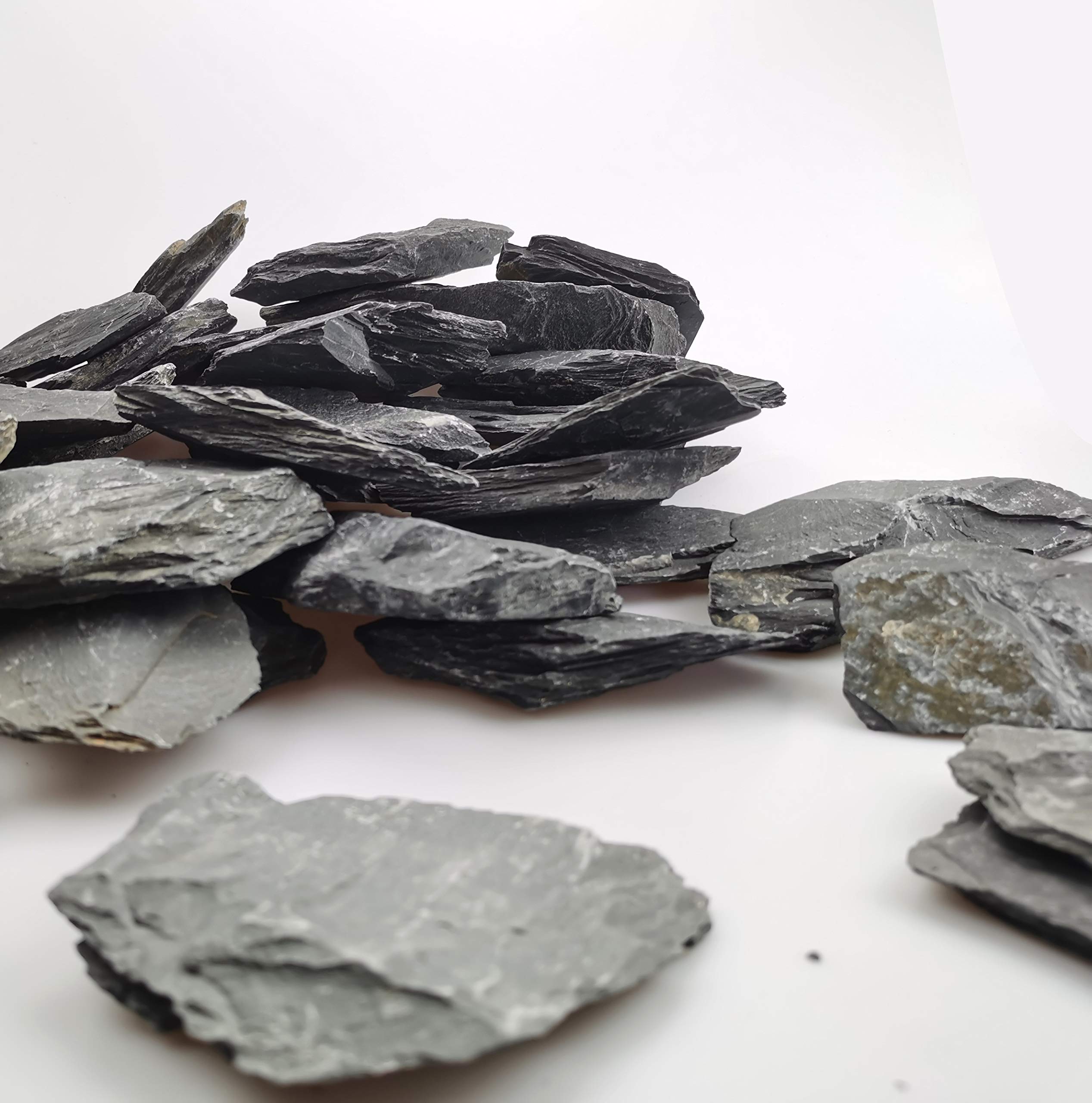 Hand-picked and washed Voulosimi slate rocks add authentic natural detail.