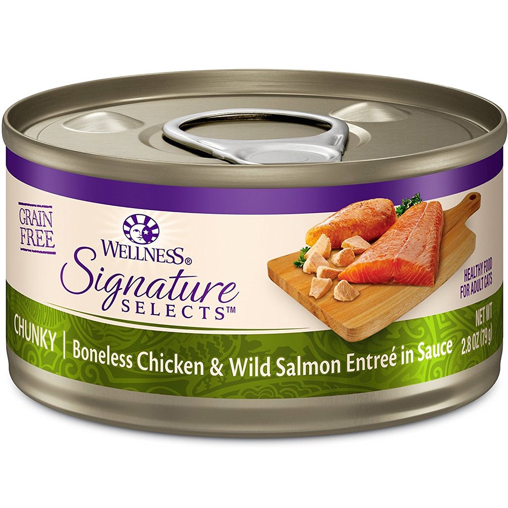 Wellness Signature Grain Free Wet Cat Food close-up of delicate flakes highlights real meat texture.