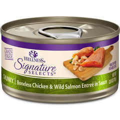 Wellness Signature Grain Free Wet Cat Food close-up of delicate flakes highlights real meat texture.