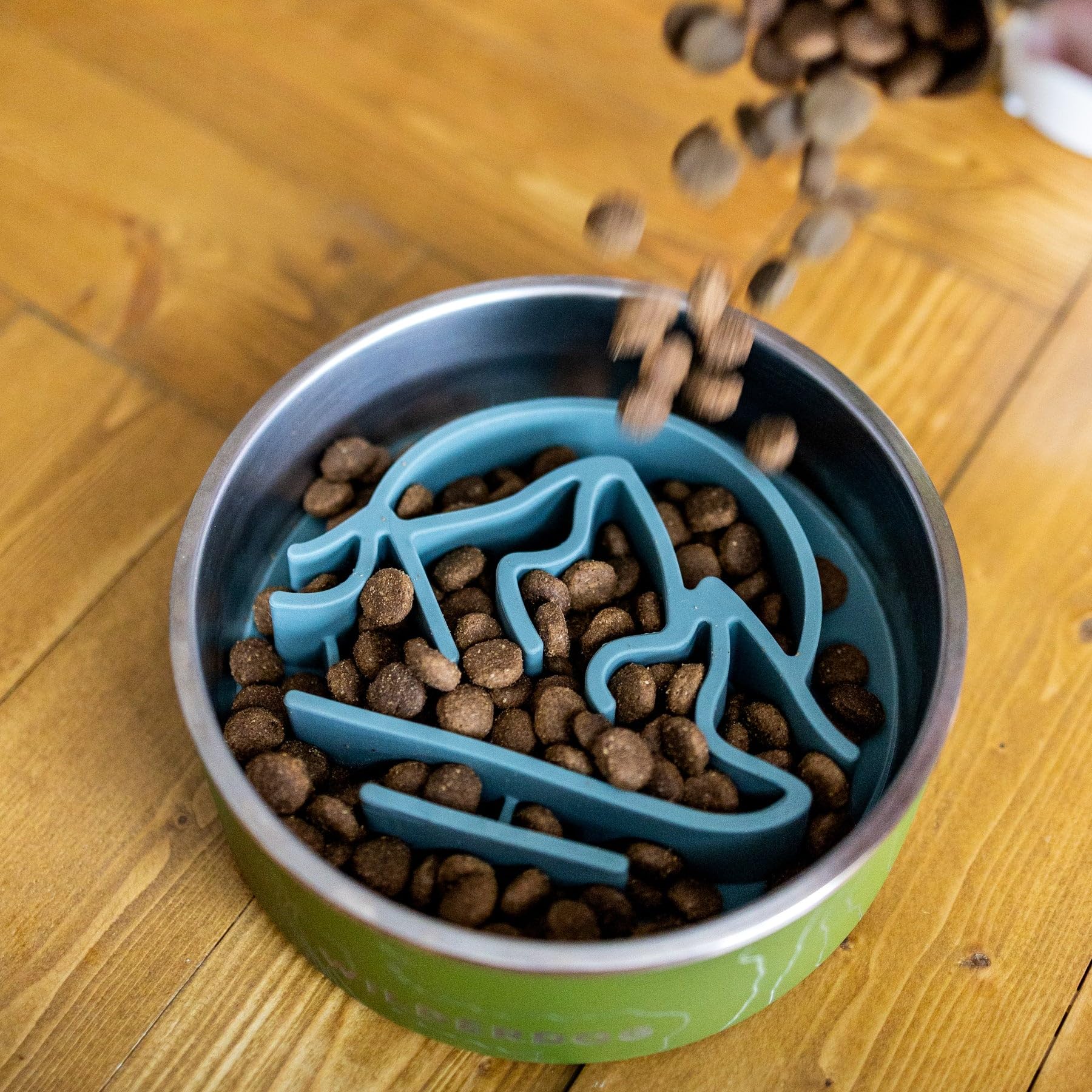 Wilderdog slow feeder fits bowls with a 7-inch diameter for versatility