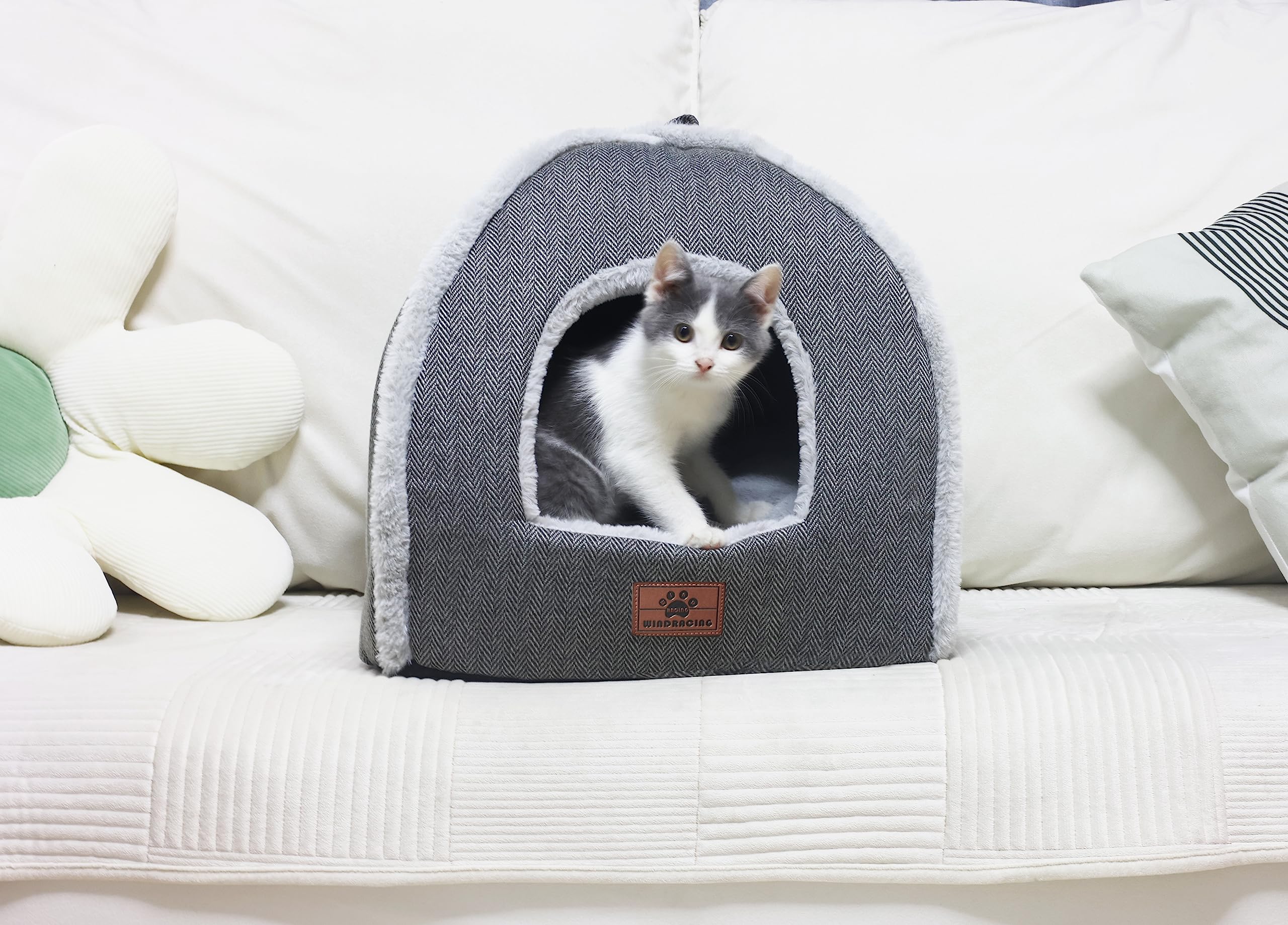 WINDRACING cat bed machine-washable pillow simplifies cleaning.