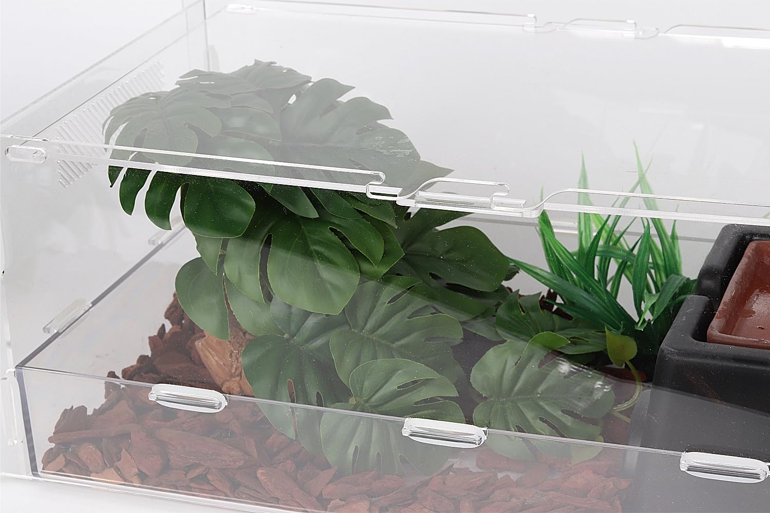WOLEDOE lifelike leaves with durable texture for reptiles.