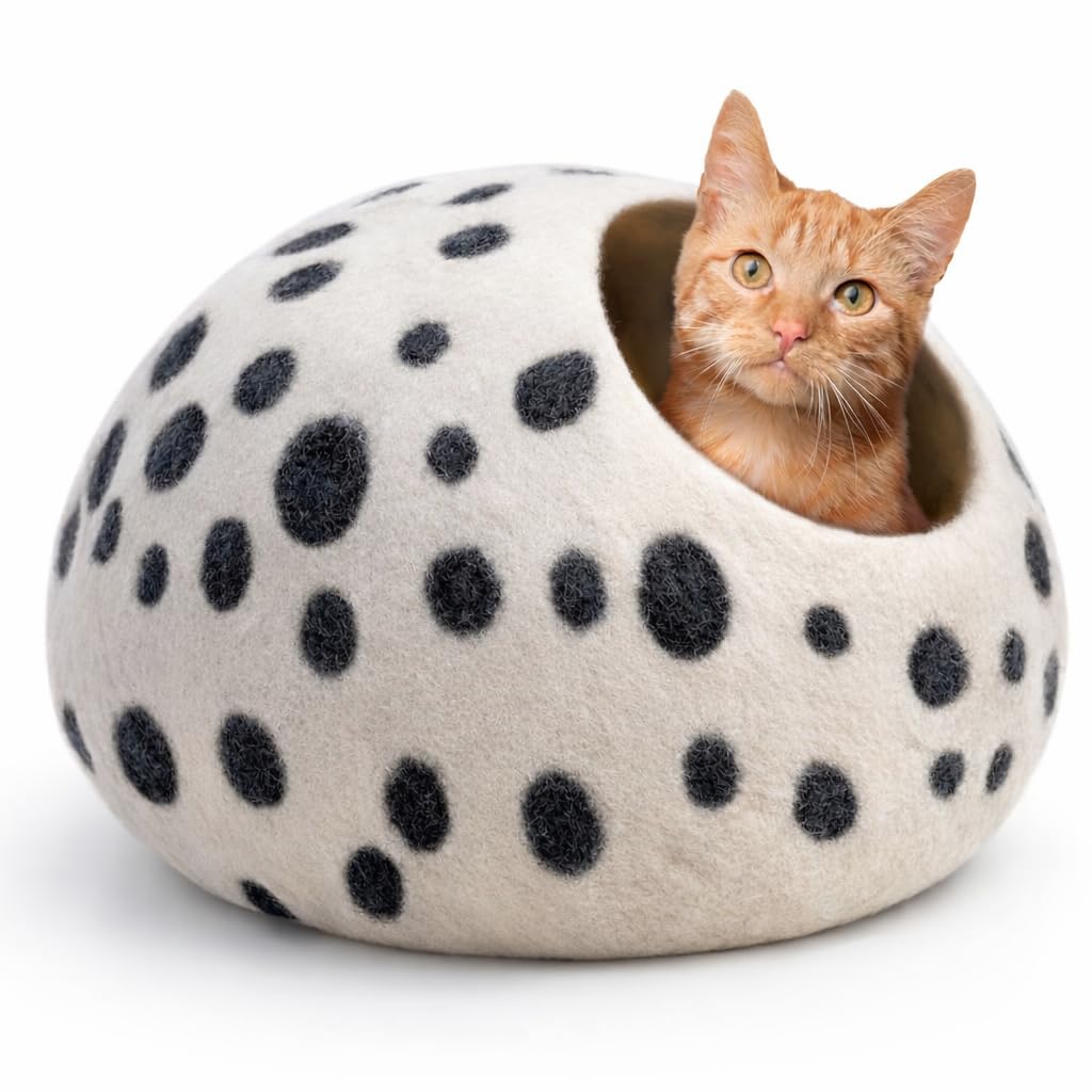 Woolygon merino cat cave wool texture close-up showcases natural fibers