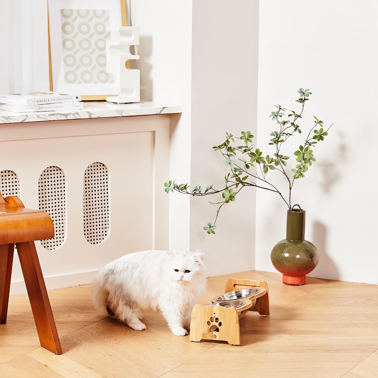 X-ZONE PET keeps the feeding area tidy and floors protected.