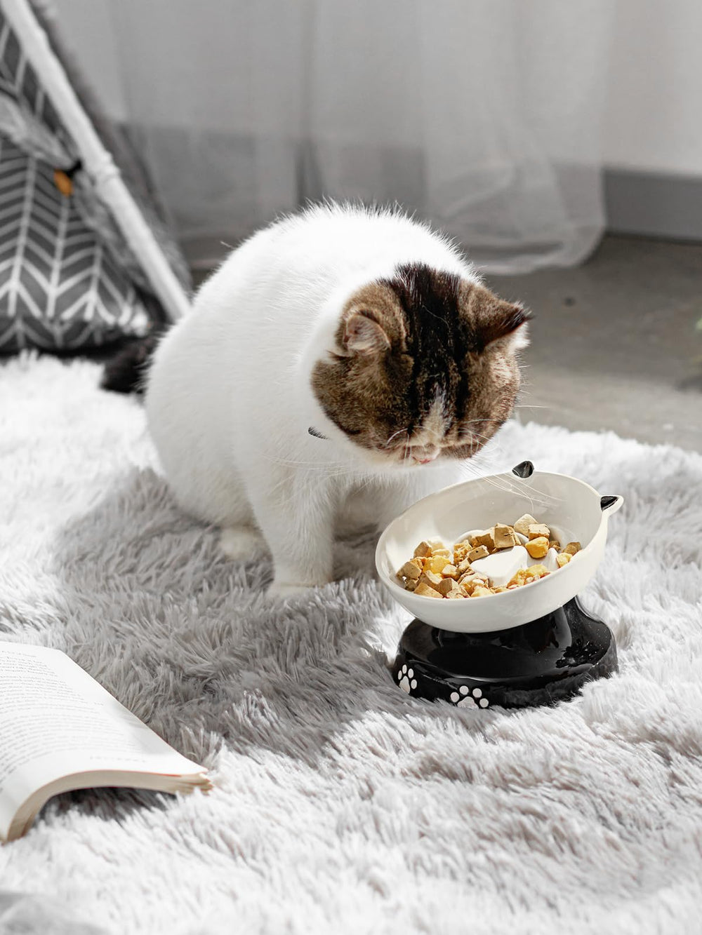 Y YHY cat-shaped feeder blends style with practical use