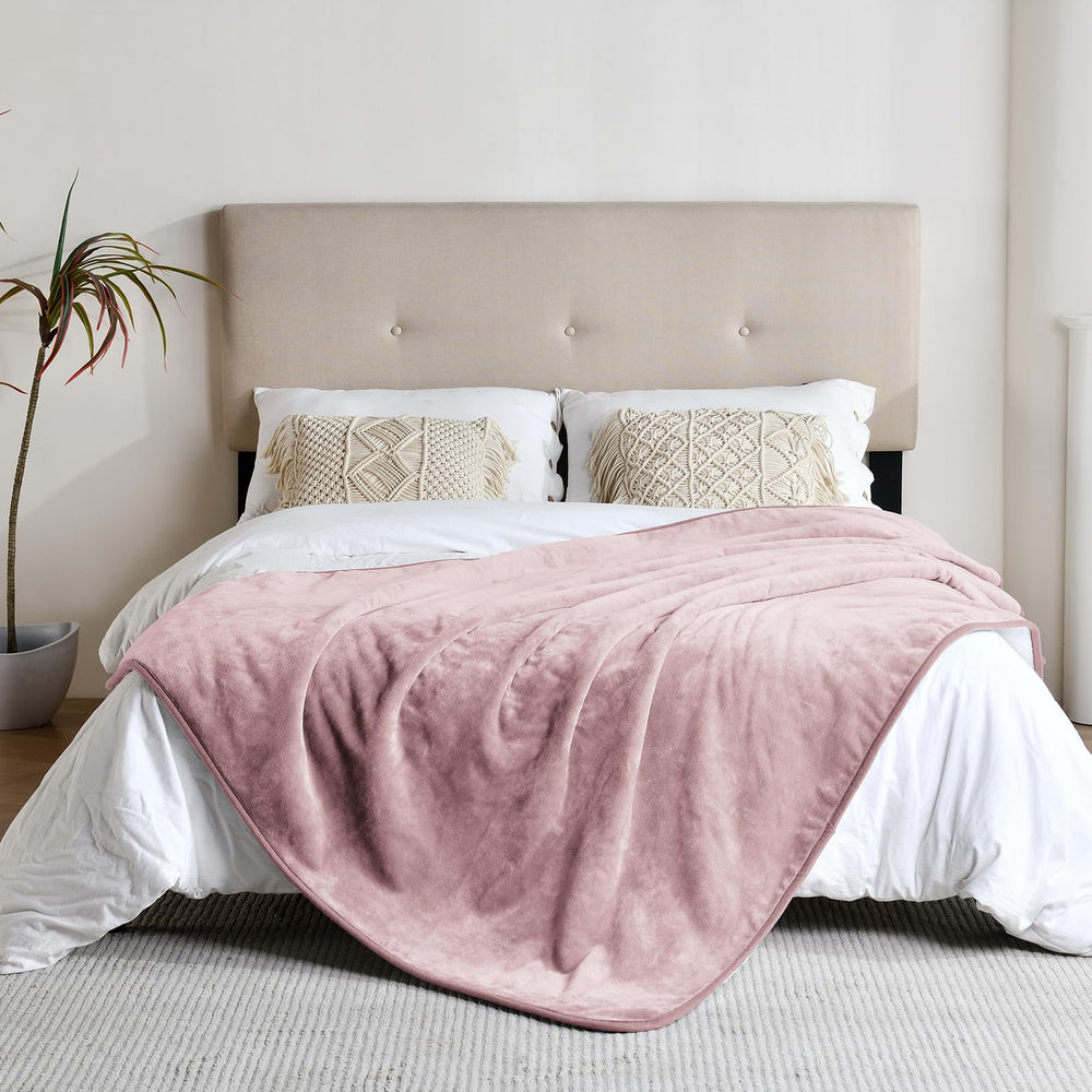 Yaning dusty pink reversible sherpa side adds warmth for cozy naps.