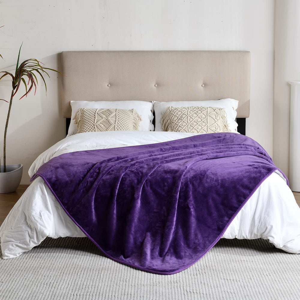 Yaning pet protection blanket guards sofas from fur, spills, and dirt.