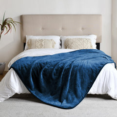 Yaning waterproof blanket close-up shows inner lining that blocks leaks.