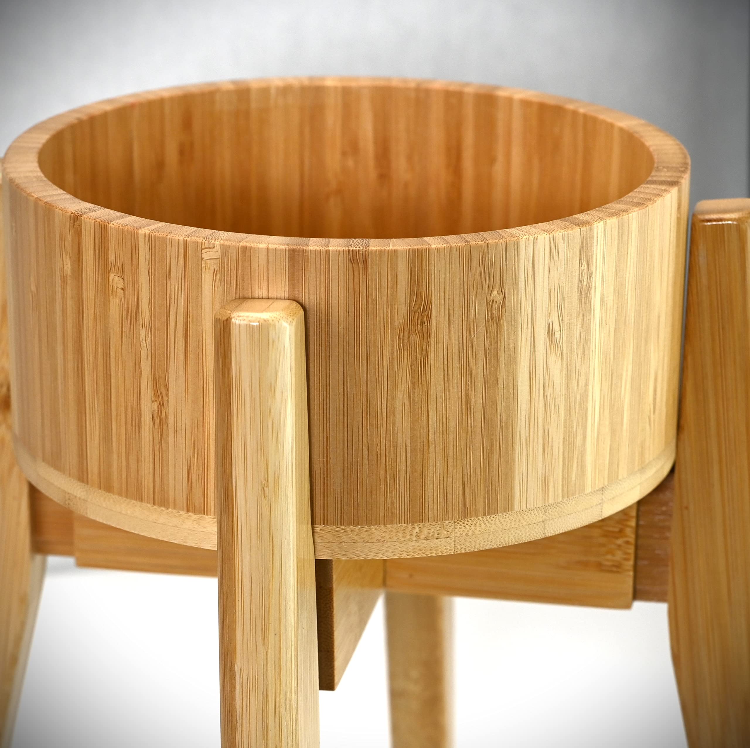 ZPirates mid-large dog mealtime setup enhances comfortable feeding sessions.