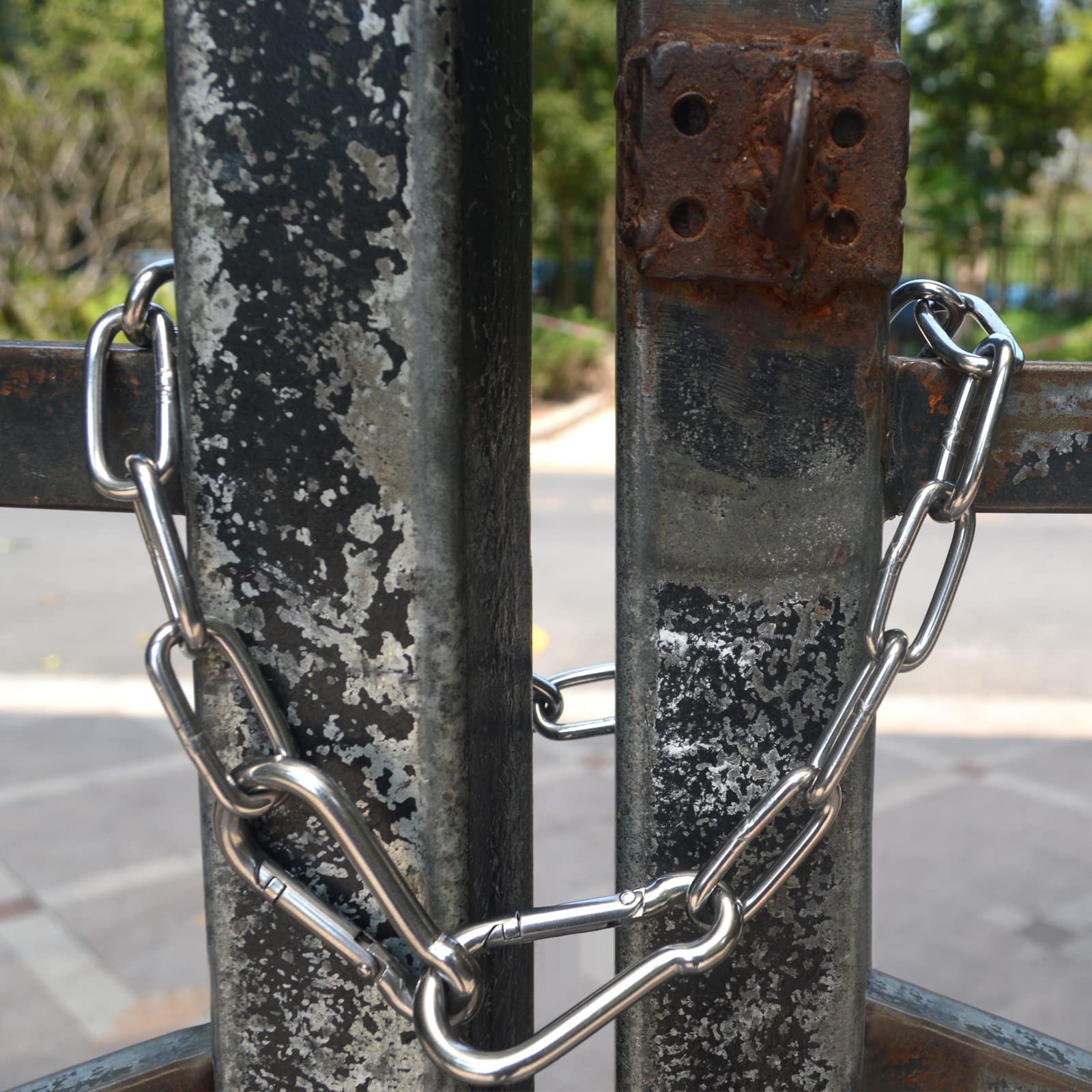 ZRruowin gate chain offering reliable safety for horses, dogs, and other pets