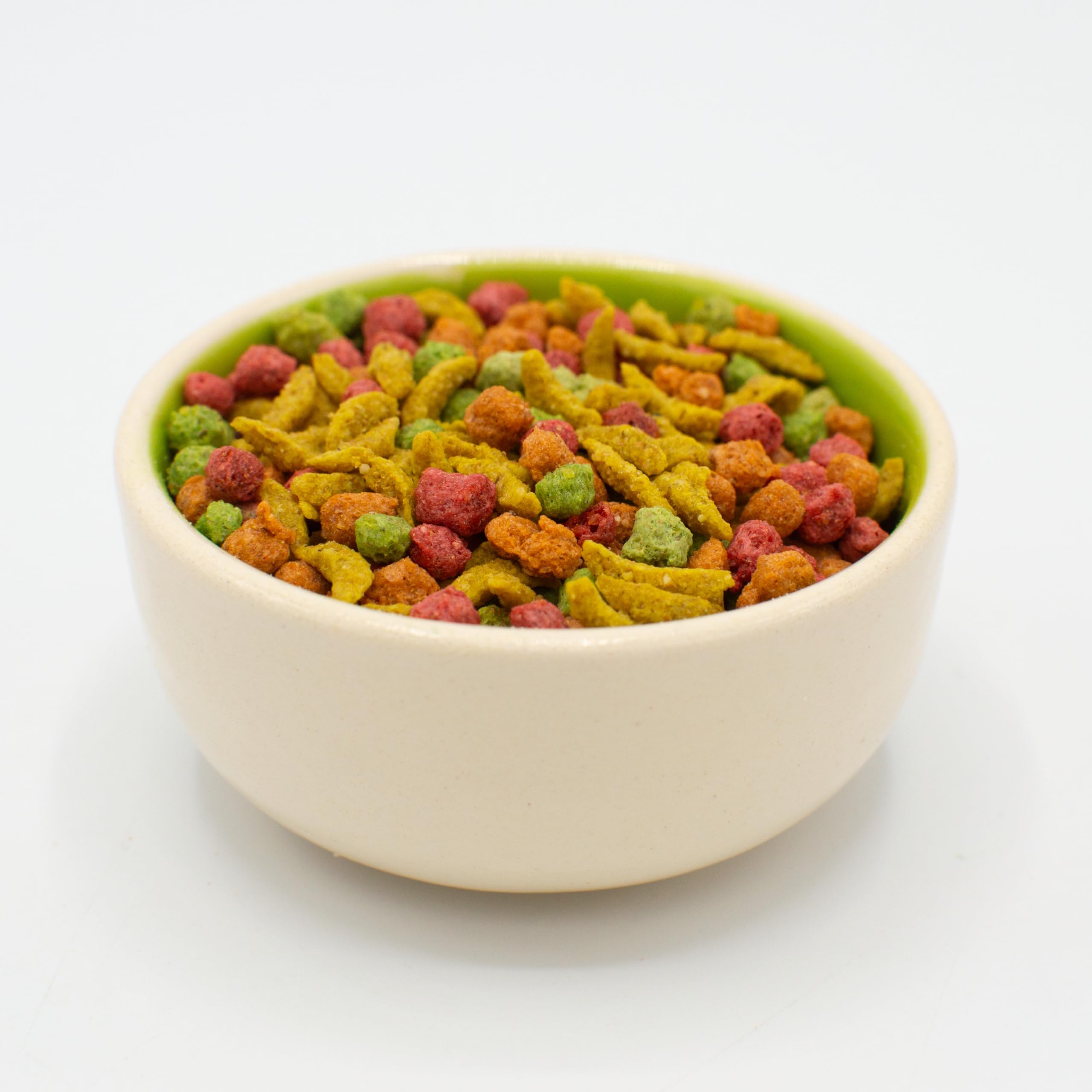 Colorful, enticing mealtime with ZuPreem FruitBlend for medium birds
